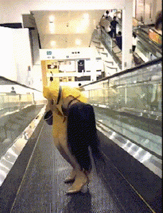 搞笑gif美女穿着高跟鞋做超市电梯结果惨了