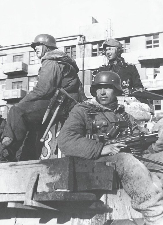 奥托·卡尔尤斯,1922年的5月27日,出生于莱茵兰州的索佩布尔根(具体