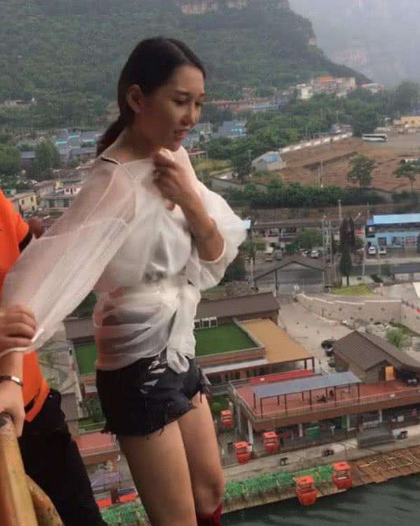 抖音蹦极女神走红, 还没跳就走光, 网友: 穿错衣服