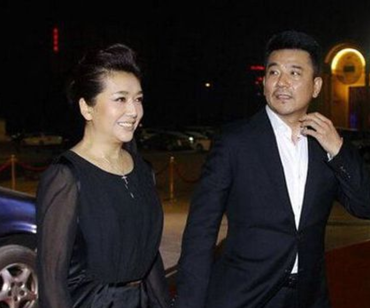 51岁江珊在遇真爱小15岁男友隔空喊话我养你网友祝福