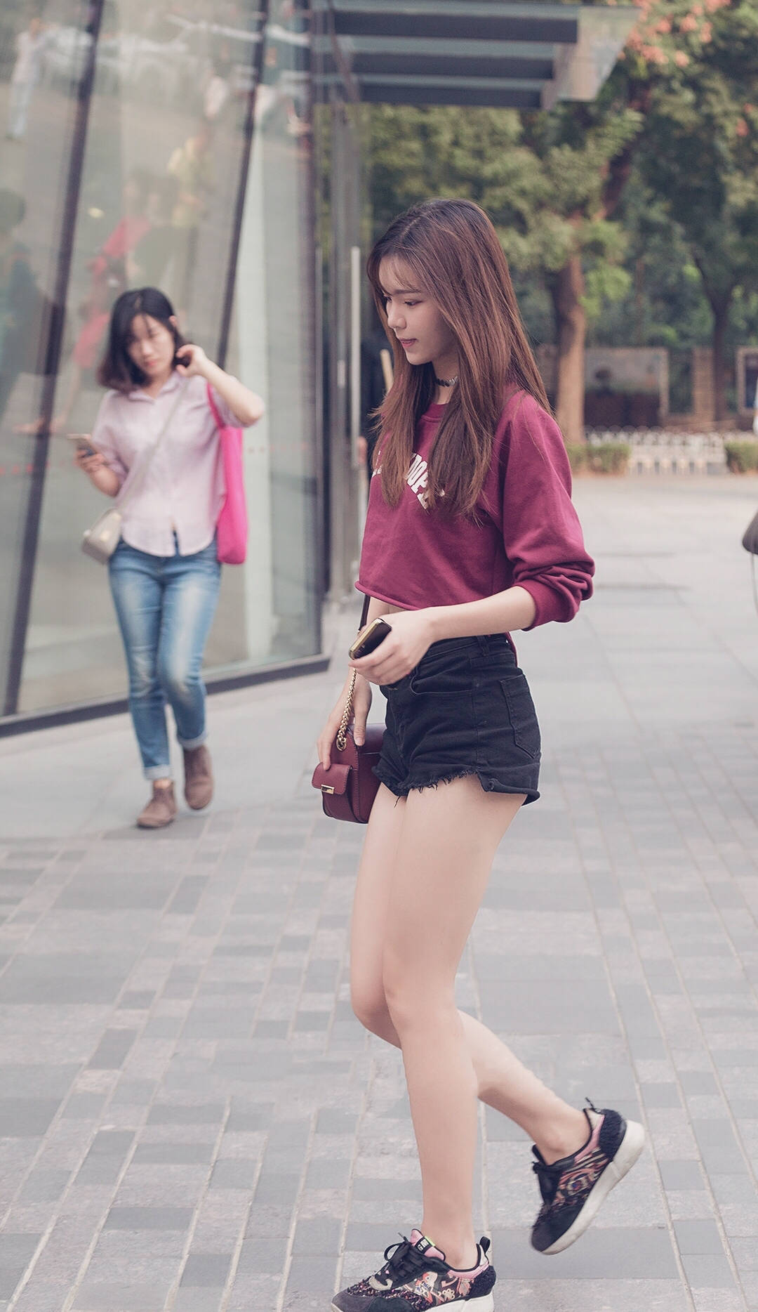 街拍:穿搭黑色热裤的美丽姐姐,展现出青春与活力!