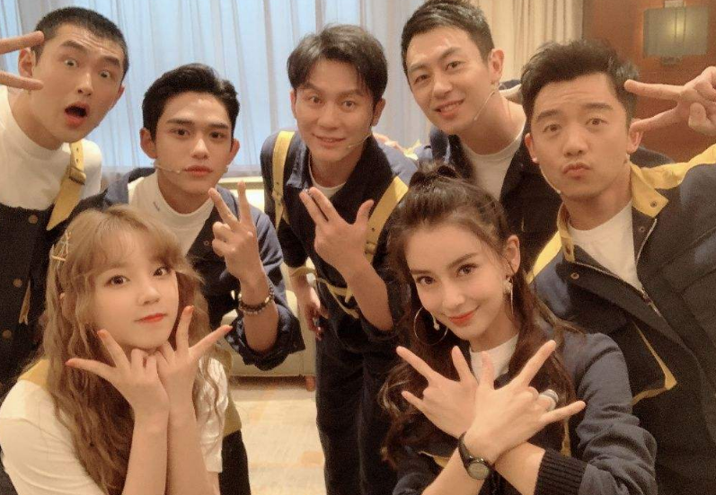 新人会加盟,来了三位小年轻,一位女生和两位男生,看来杨颖也不是跑男