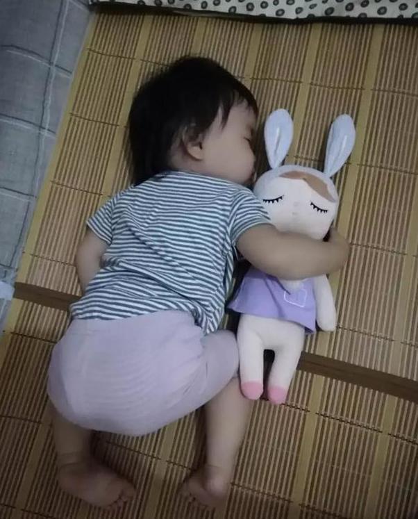 宝宝睡姿千奇百怪,你最喜欢哪一张?网友:看着心都萌化了!