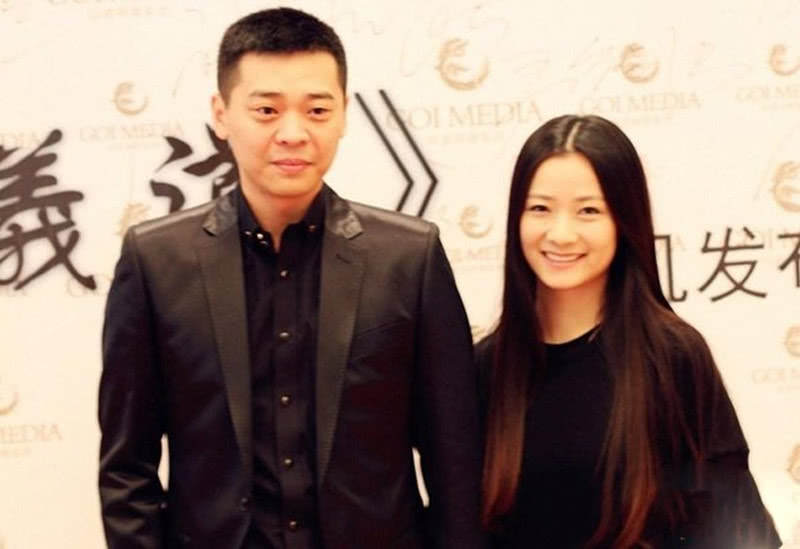 夫妻两人都是演员,出道18年却不红,今抱着1岁女儿成人生赢家