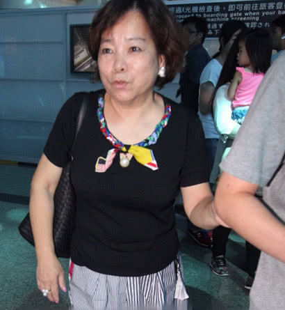吴奇隆妈妈近照曝光长相精明言辞犀利网友心疼刘诗诗