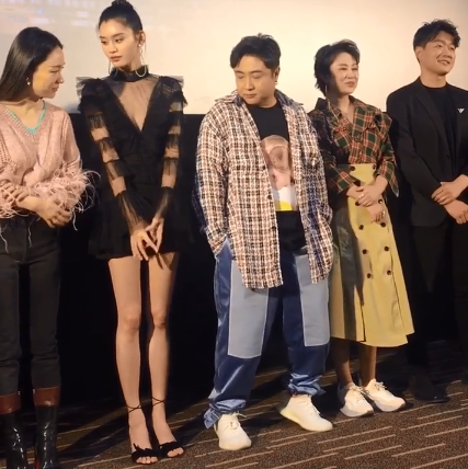 在拍同框照时乔杉恰巧站在奚梦瑶的身旁,虽然他们两人的官方身高只