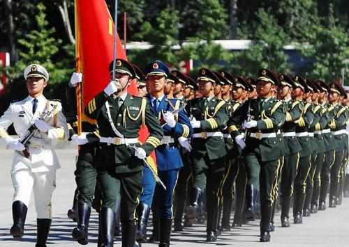 解放军三军仪仗队的"指挥刀",为何是西洋剑不是中国传统宝剑?