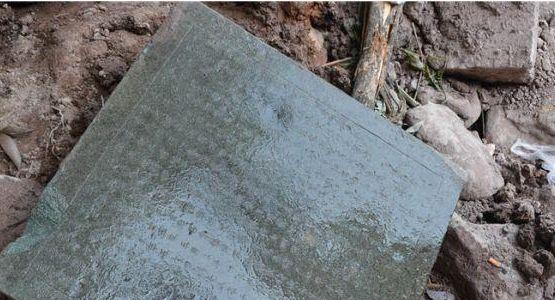 浙江一农民迁祖坟时,挖出三层青石板,专家说:墓中有文物