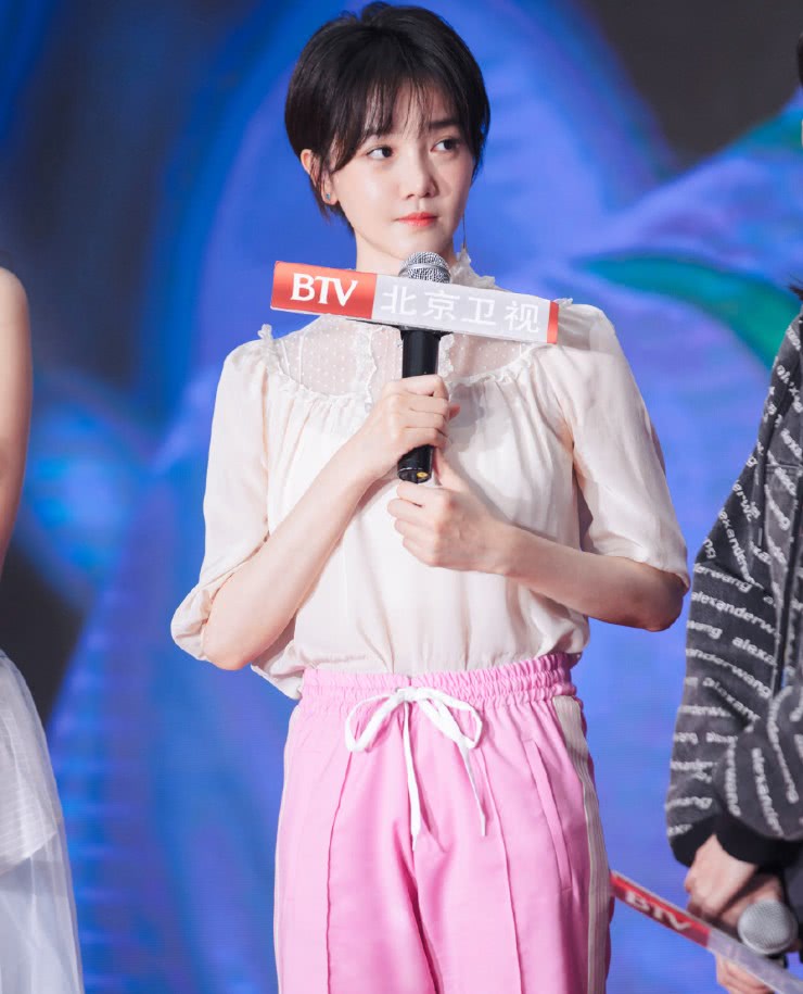 作天作地的晋小妮戏外征服于小彤看完她的穿搭秒懂了