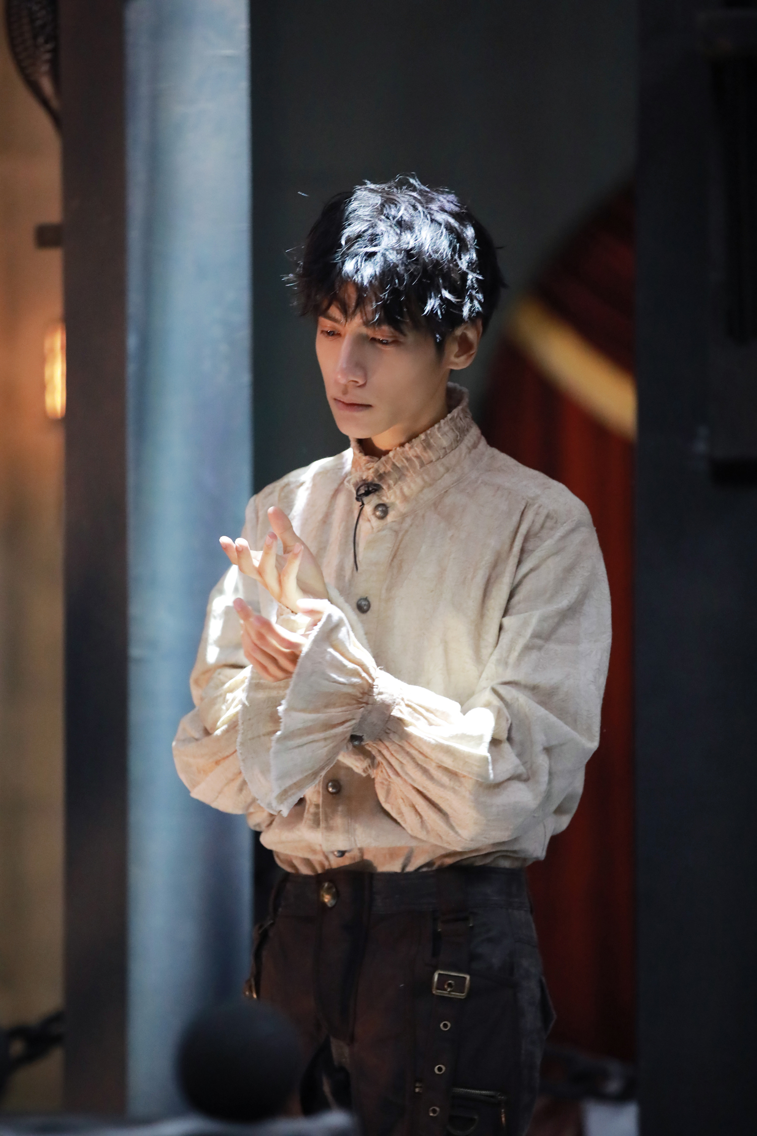 罗云熙《幻乐之城》化物拟人 高空唱演"分针舞"歌颂爱情