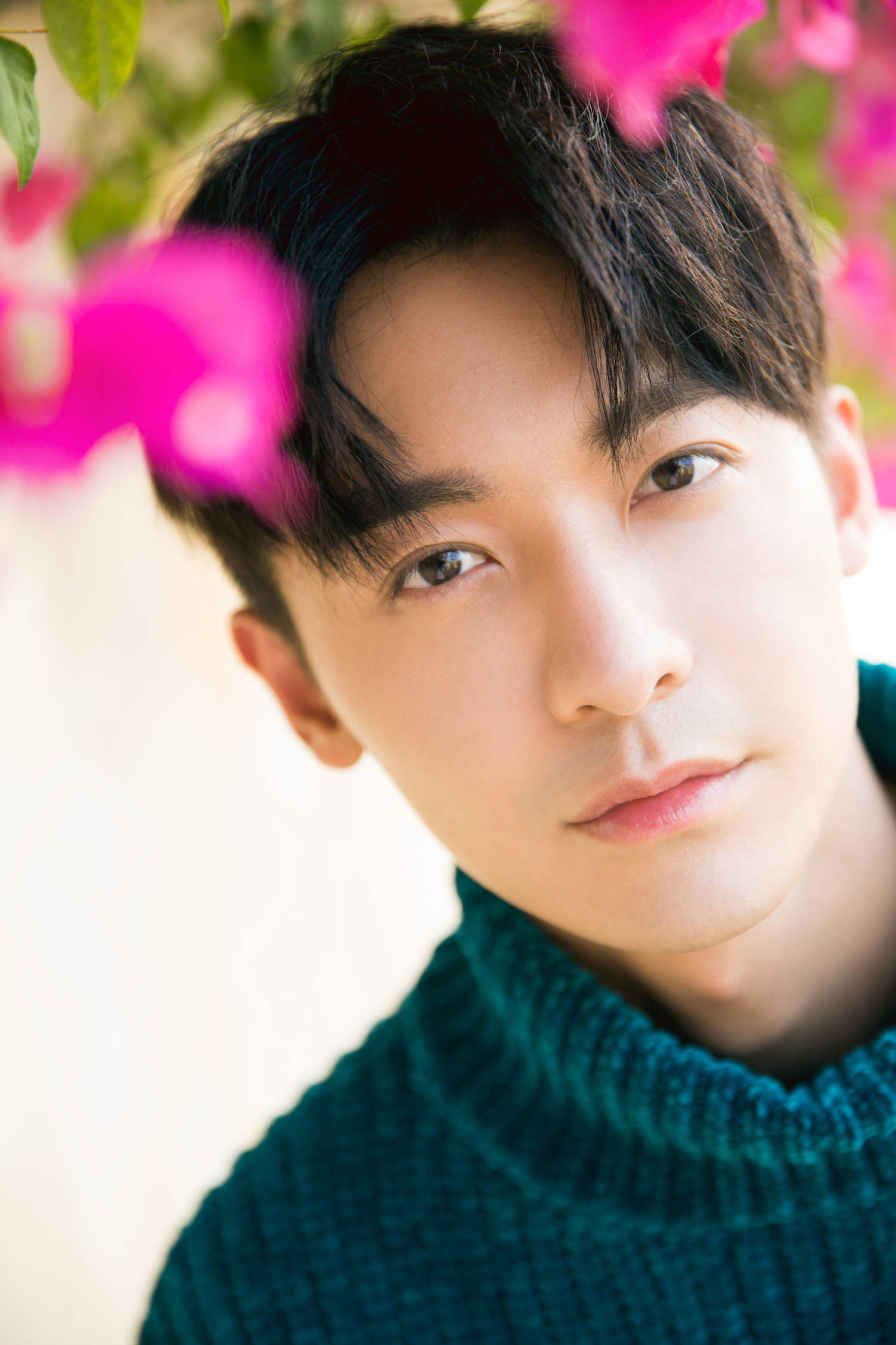 赵志伟初冬写真曝光 阳光干净展温润气质