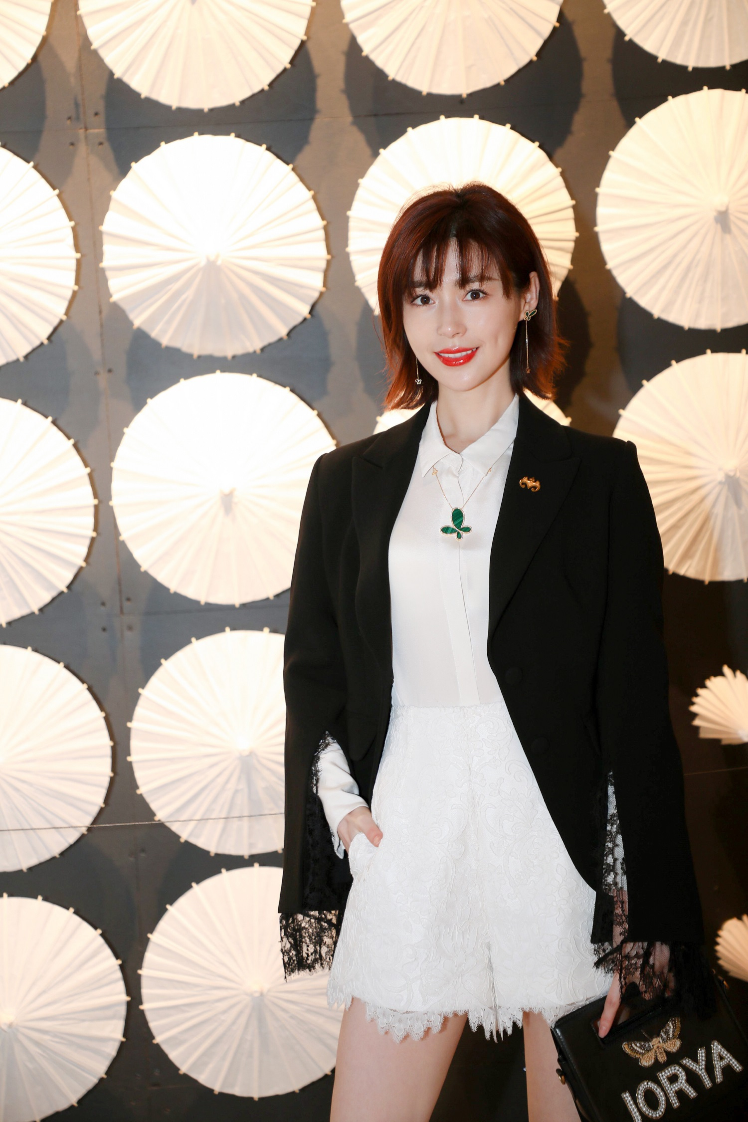 卢杉出席法国艺术双年展 大秀漫画腿