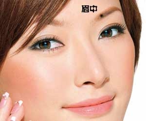眉毛细细弯弯的女人,她的个性很温柔,而且很知道体贴别人,正是因为