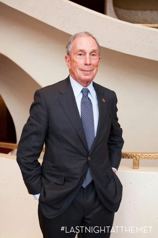 身价490亿却挤地铁吃汉堡,和他相比,你摔倒炫富的样子真庸俗!