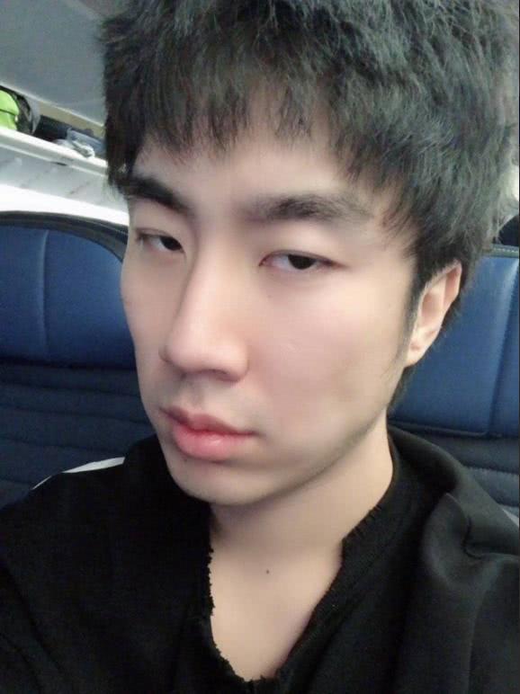 骚男与rookie初战告捷,赛后大秀美颜图片,网友:心疼李哥