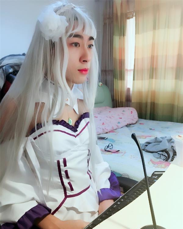 rookie穿女装,你真的有心动的感觉吗?