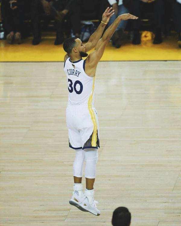 库里的投篮速度极快,投篮手感也十分柔和,被球迷称为"变态准".