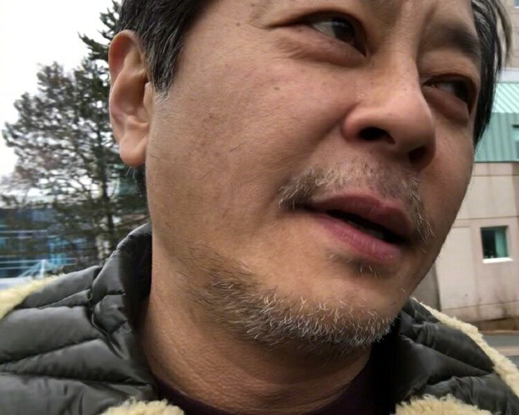 脸带沧桑仍享受苍老