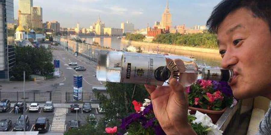 啤酒用碗洋酒对瓶吹,吴京酒量多大?谢楠孙越表情是最好的答案!