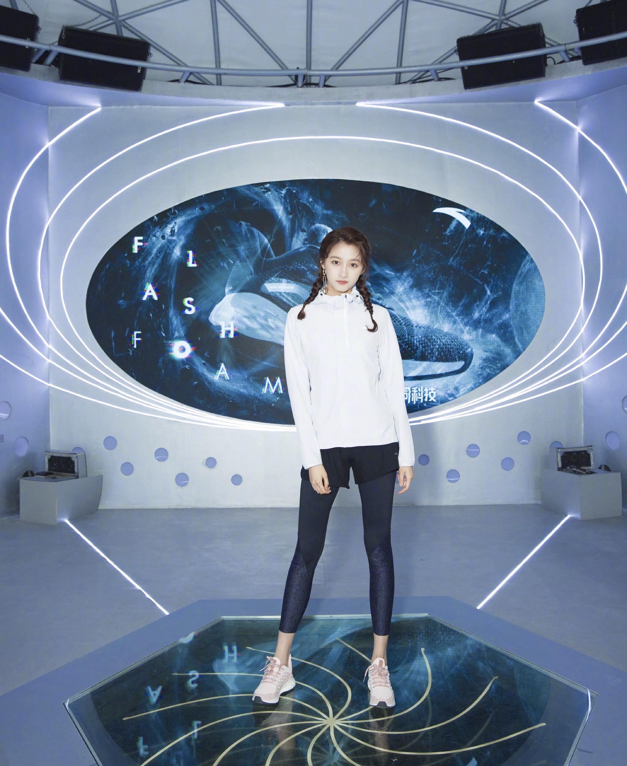 关晓彤到底多高?和张艺兴站一起才知道,网友:黄景瑜才能hold住