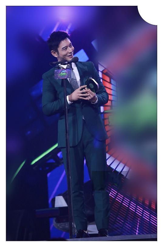 黄晓明胆真大这种颜色的西装也敢穿上身网友让杨颖情何以堪