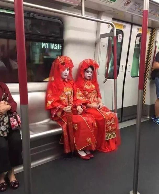 "鬼新娘"现身地铁走红,妆容瘆人不敢靠近,网友:一双绣花鞋!
