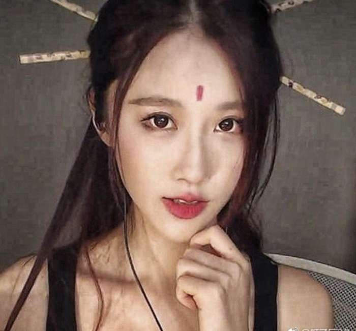 虎牙轩子巨2兔cos东方不败, 那一身的大红色是浴袍吗?