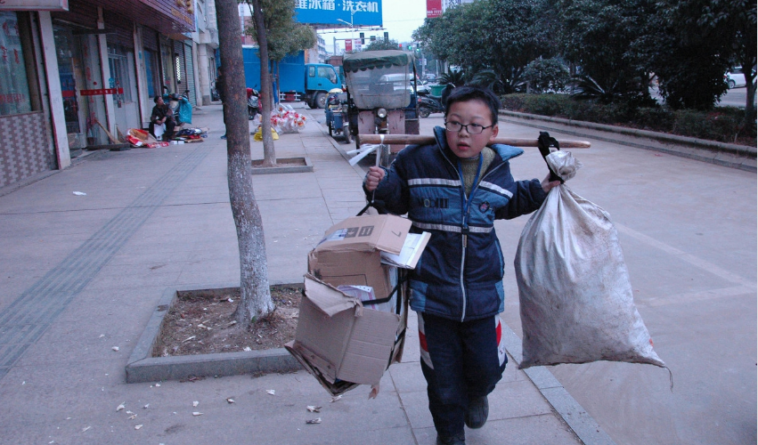 十岁男孩为父筹钱治病 两个月拾荒700斤