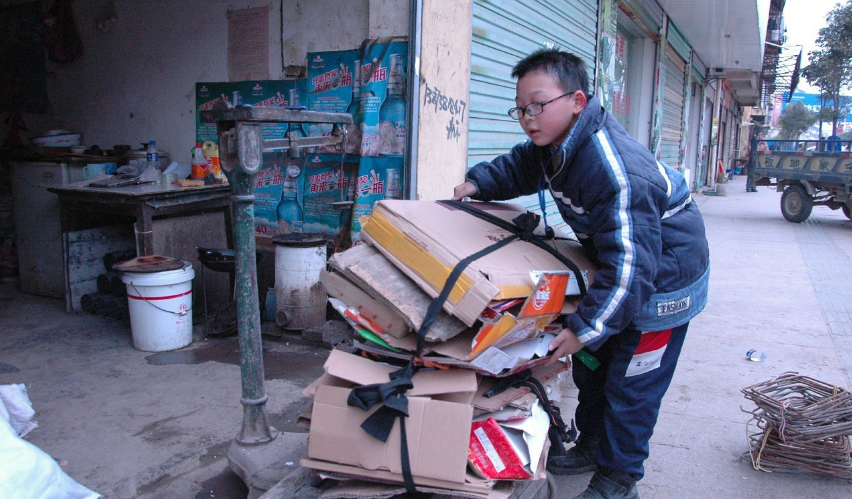 十岁男孩为父筹钱治病 两个月拾荒700斤