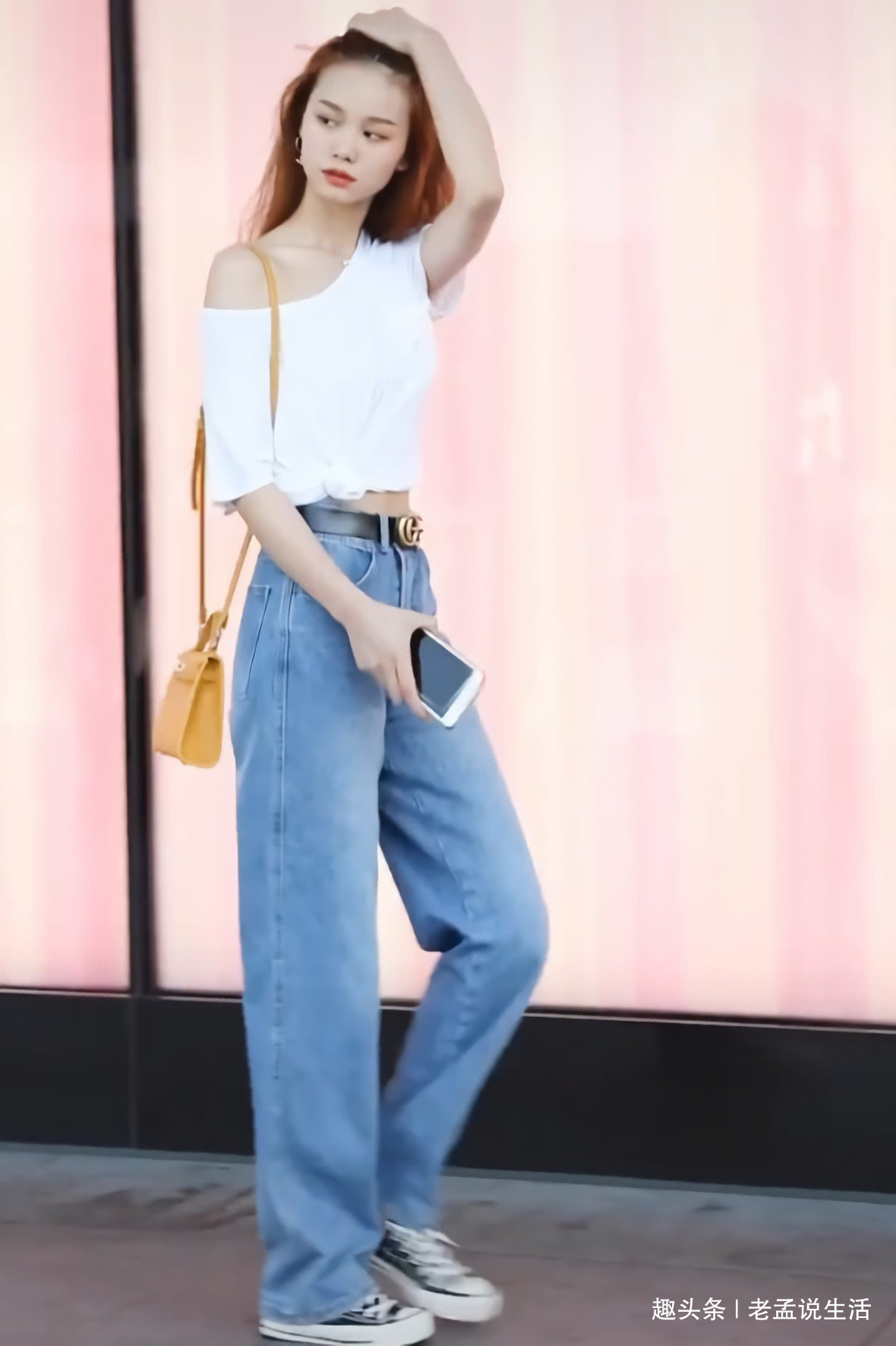 近日火了一种帆布鞋穿法: 脚露出1/10, 搭阔腿裤巨潮还显高!