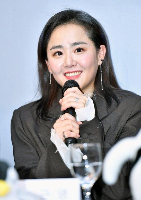 文根英终于美回来了,长直发搭配西装可爱又元气,31岁气质惊艳