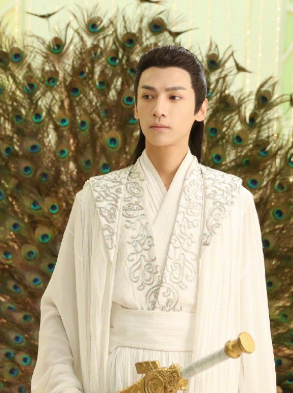 看了扑哧君的腰,再看润玉的腰,网友:水蛇腰呢