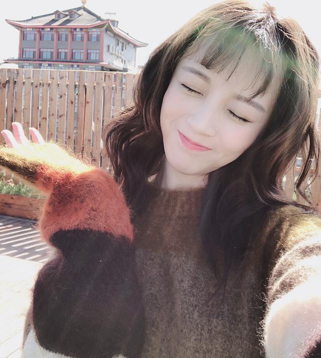 莉哥自称可爱莉,新发型获赞:这一笑,真的被可爱到了!