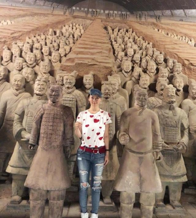 50岁翁虹带91岁父亲参观兵马俑,冬天穿得好少,皮肤白嫩似少女!