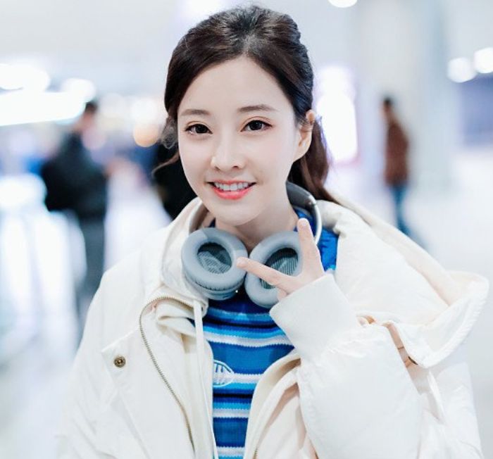 冯提莫吐舌比v卖萌变鬼马少女,不想真实身高更抢镜,童星既视感