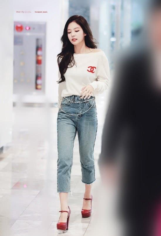 金智妮平底鞋竟穿出高跟鞋的气场来,被抓拍也美到飞起