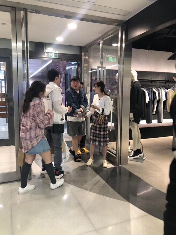 uzi陪女友逛街karsa相约好友散心