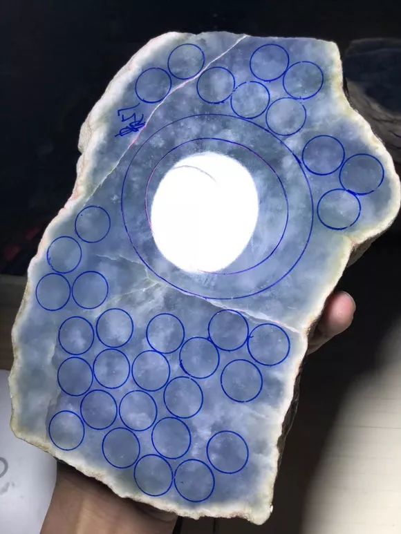 13万拿的翡翠原石切开让人头皮发麻看它如何上演绝地求生