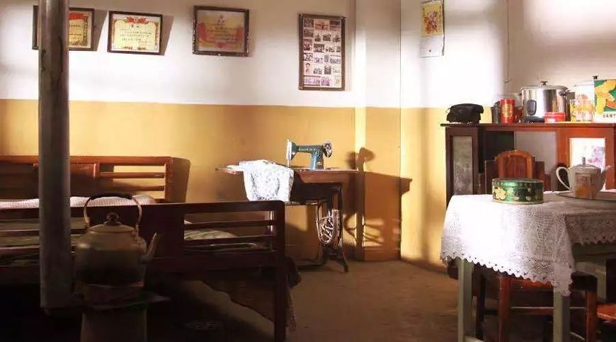 年代的小孩学习条件很艰苦,常常把凳子当桌子用,家里分不出哪间是卧室