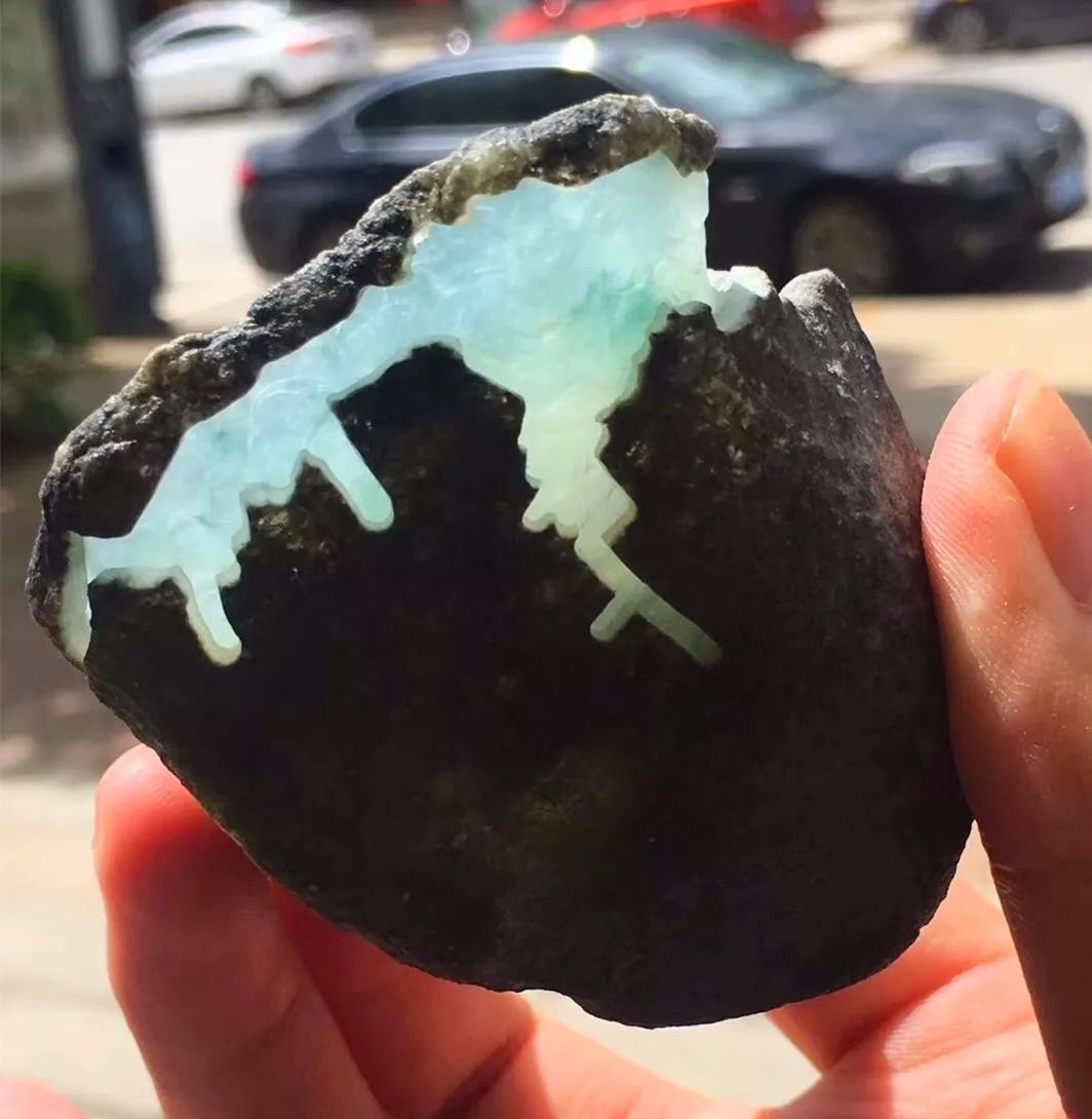 朋友3500转手出去的一块翡翠玉石没想到开出冰飘花后悔已晚