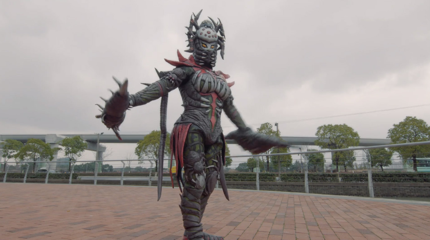 铠甲勇士猎铠22集鹰帅终于动手打女人了美女安格被成功狩猎