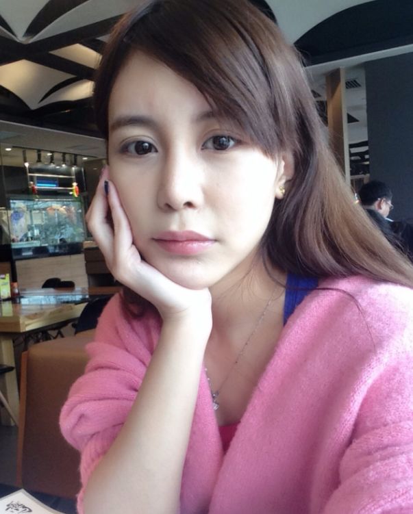 "宁愿坐在宝马里哭"的拜金女,如今过得如何?网友:把自己卖了