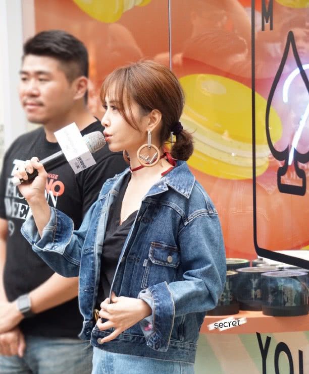 蔡依林的耳环绝了,打了耳洞的我瑟瑟发抖,看着都觉得耳朵疼!