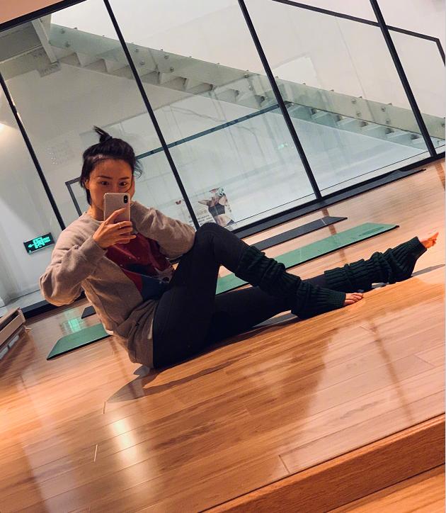 "慕容云朵"肖涵晒近照,32岁依然青春靓丽,换了发型判若两人!