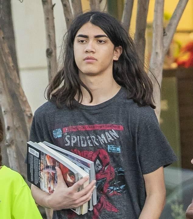 杰克逊小儿子罕见露面剪去齐腰长发更像爸爸侧脸俊俏超精致