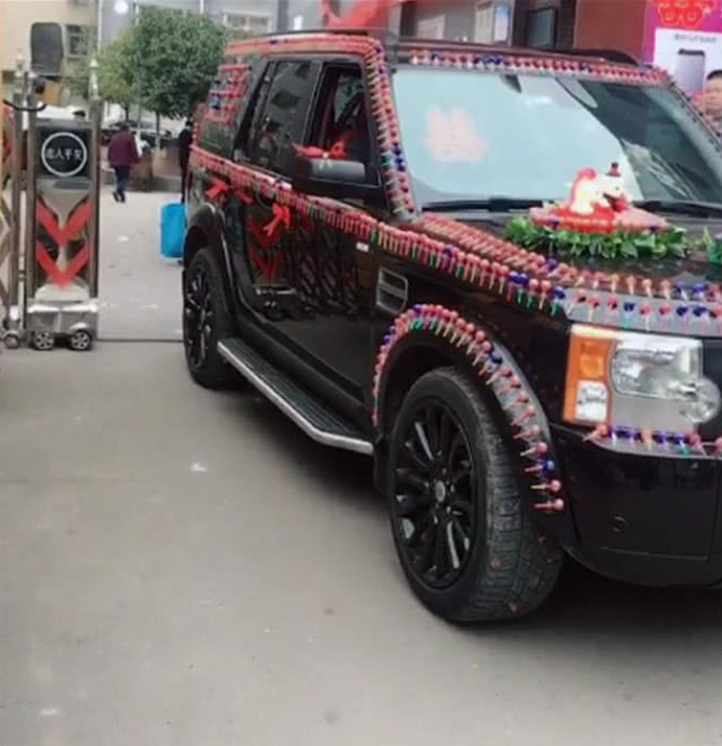 新郎在路虎婚车上沾满棒棒糖,去接新娘,网友:甜蜜的爱情!-新浪汽车