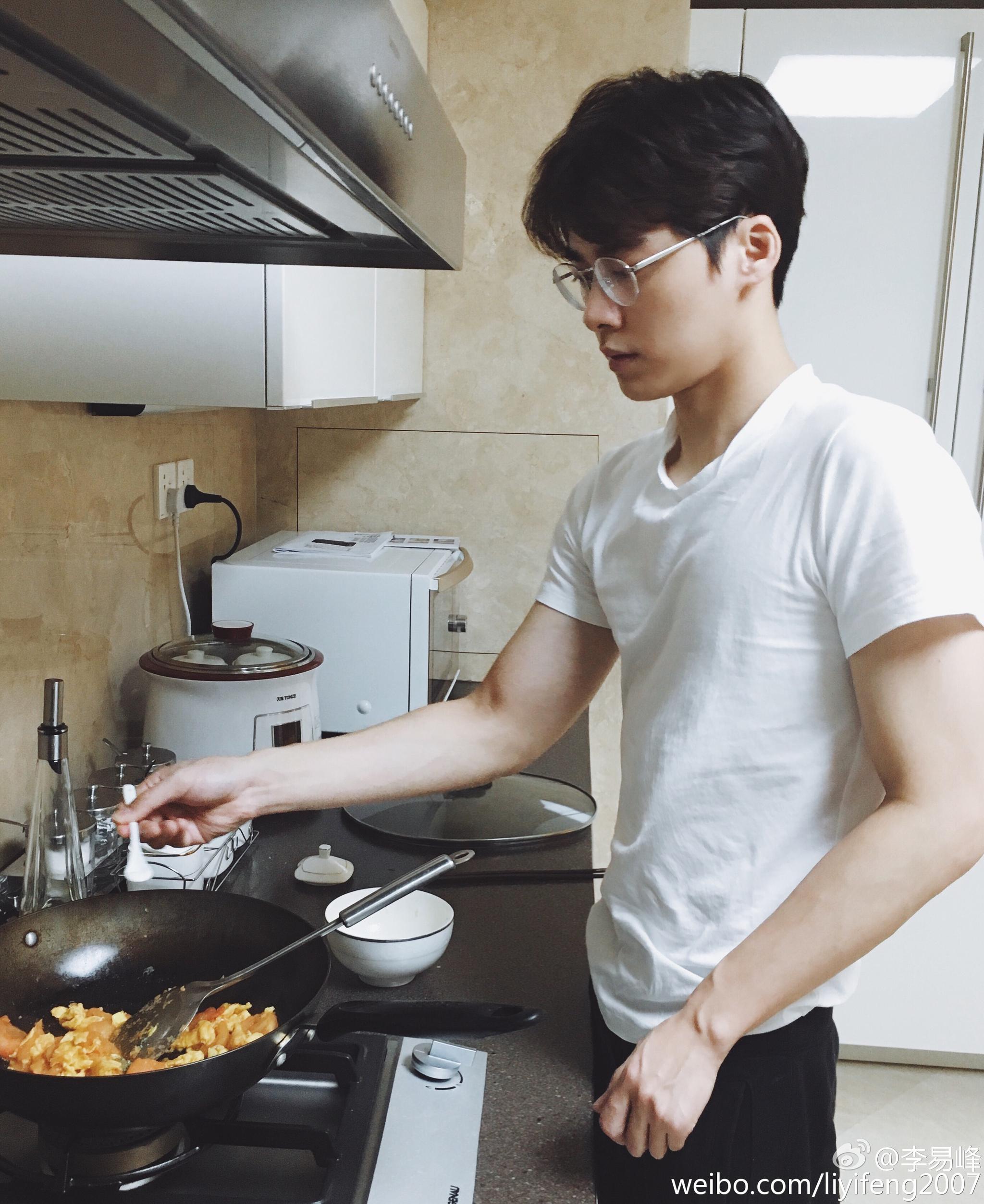 李易峰一言不合就爱宅在家做饭,有着一手好厨艺的李易峰被称为"上得