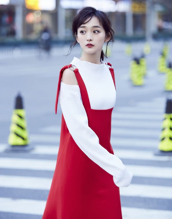 32岁何泓姗真有少女心,将糖果纸粘在高跟鞋上?穿上嫩成高中生