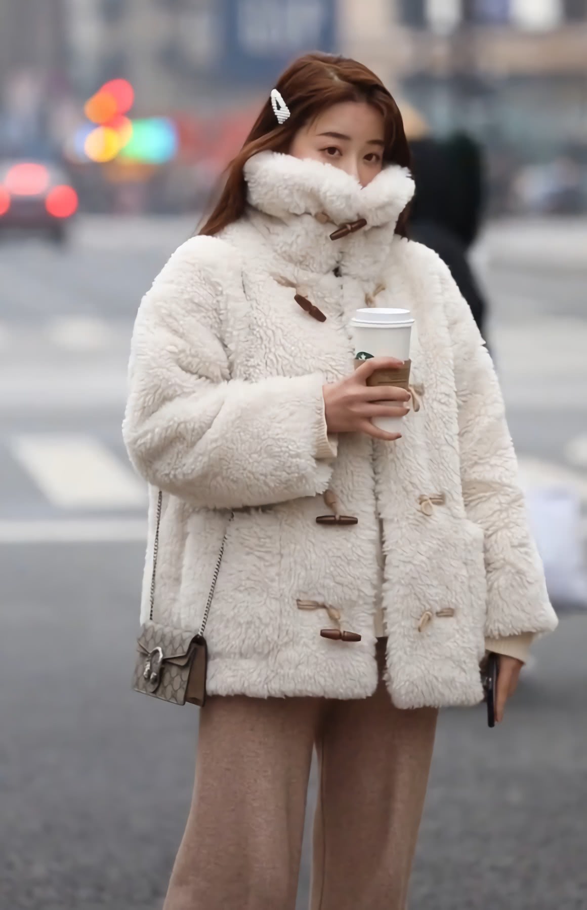 美女这样的棉衣千万别搭"奶茶裤",显矮不说,腿还短了一截!
