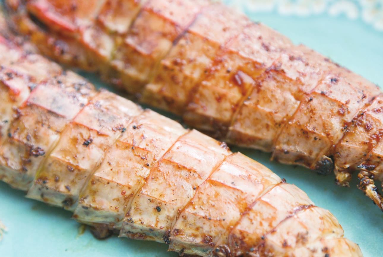 炭烤皮皮虾,轻轻一啜, 便将膏脂全部吸入口中,越嚼越香!